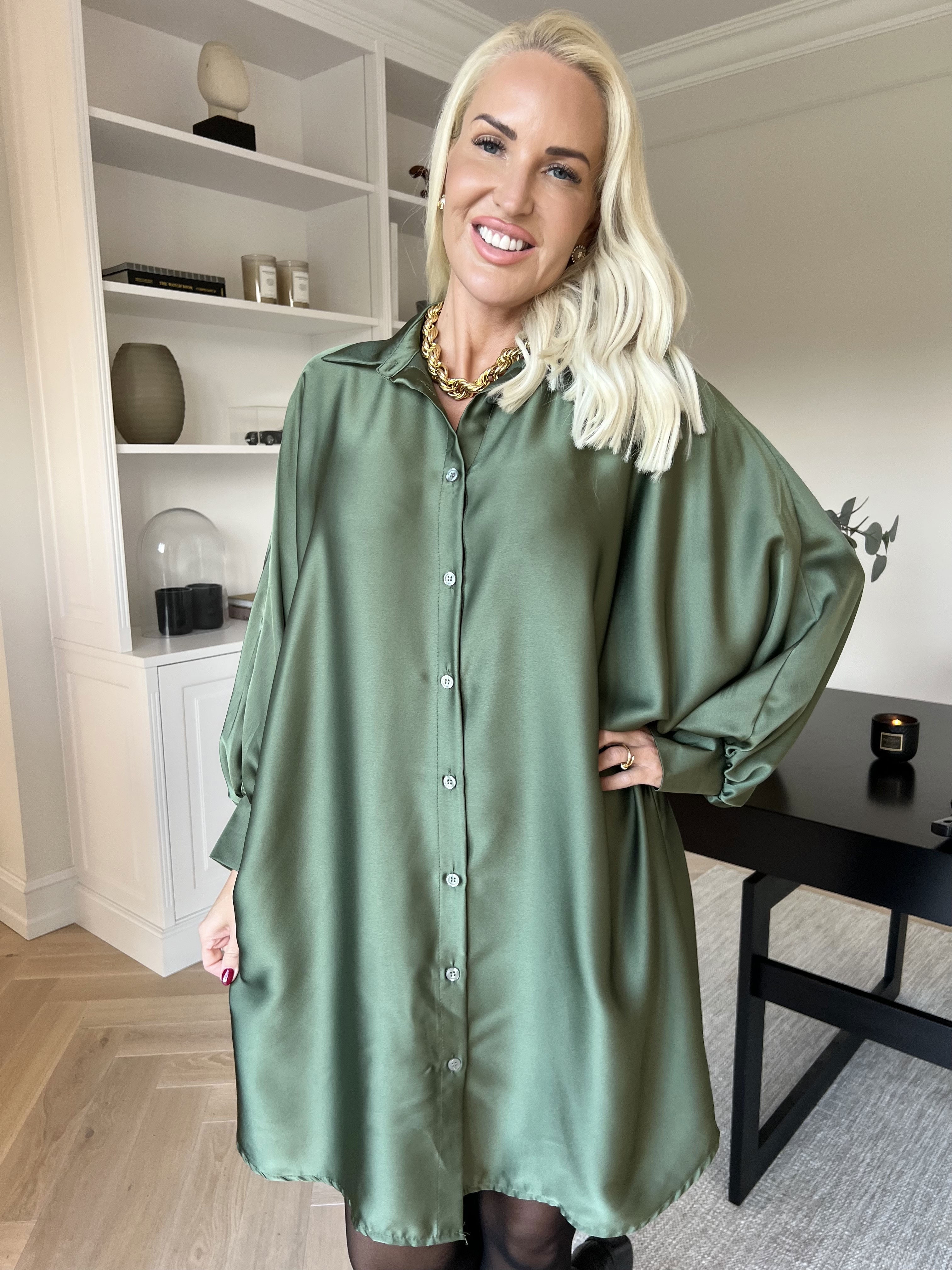 Feliciti long - Shiny skjortekjole med flagermusærmer